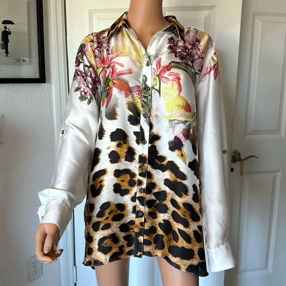 BEAUTIFUL MISHCA TUNIC BLOUSE. Size XL White w/floral & animal print design. EUC